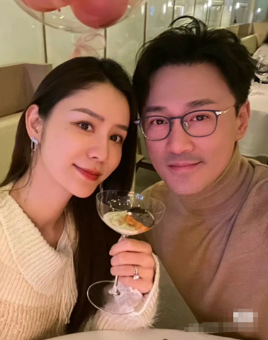 林莑老婆挺漂亮的,眉清目秀,灵动靓丽,人家也