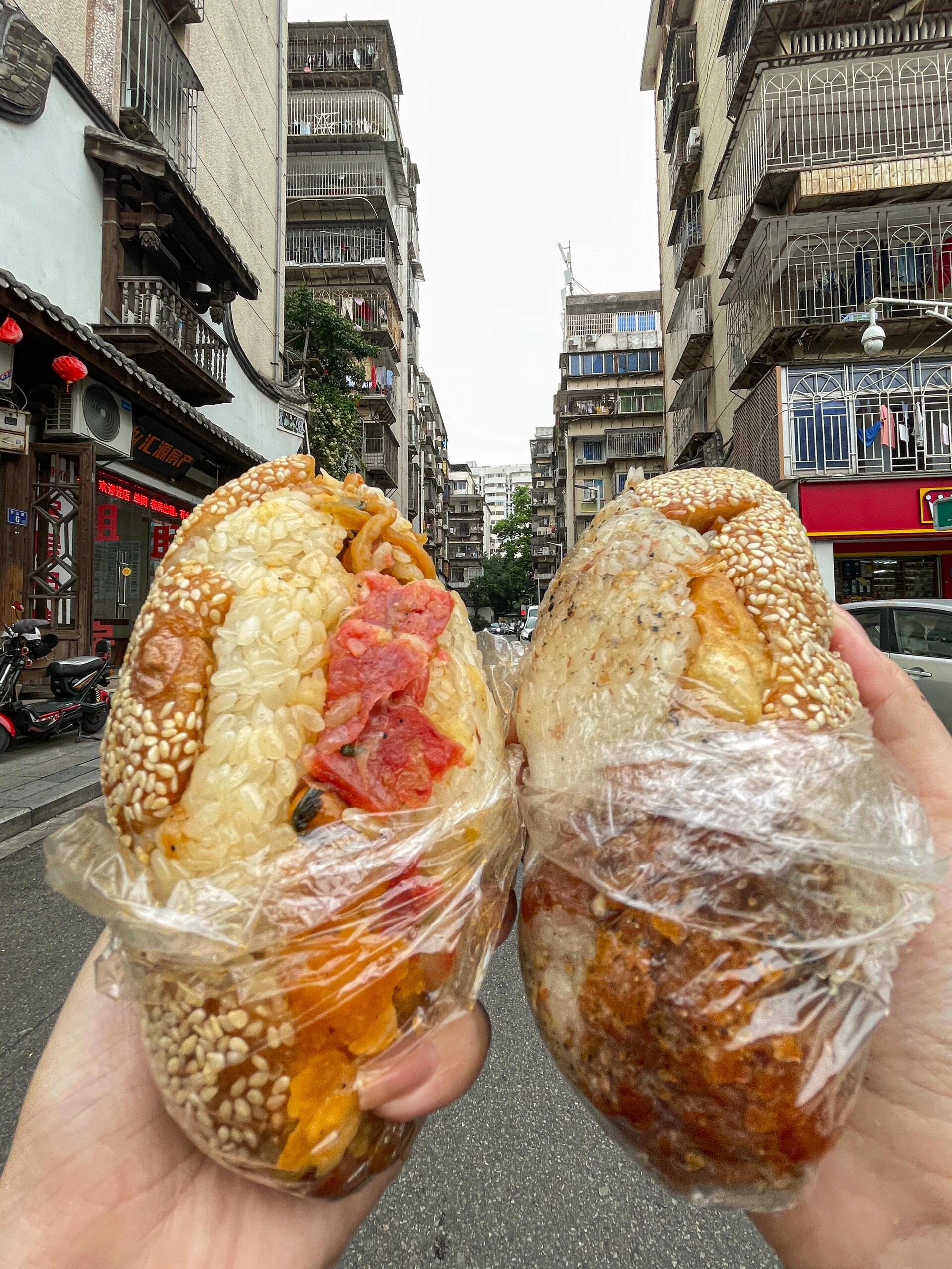 东街口路边8r大饭团好顶啊咸饭团好多种口味