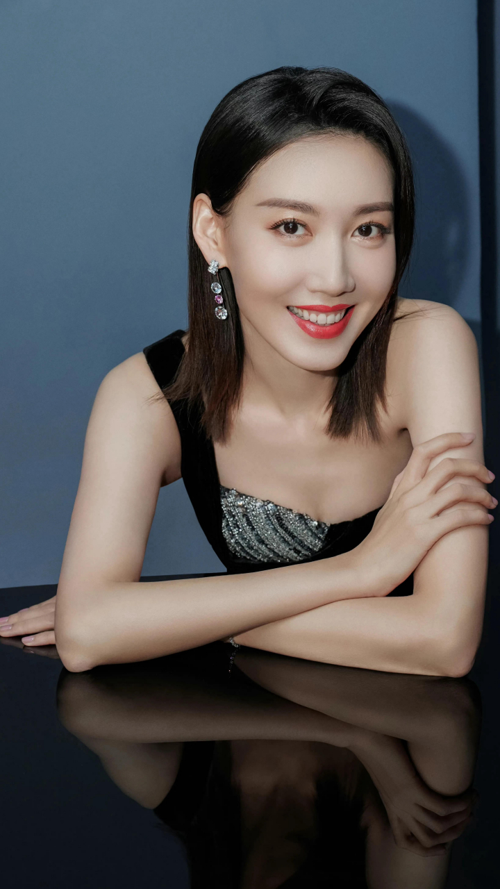 高露的微笑,让人感到温暖而舒适. 高露的声音,如黄鹂般婉转动听.
