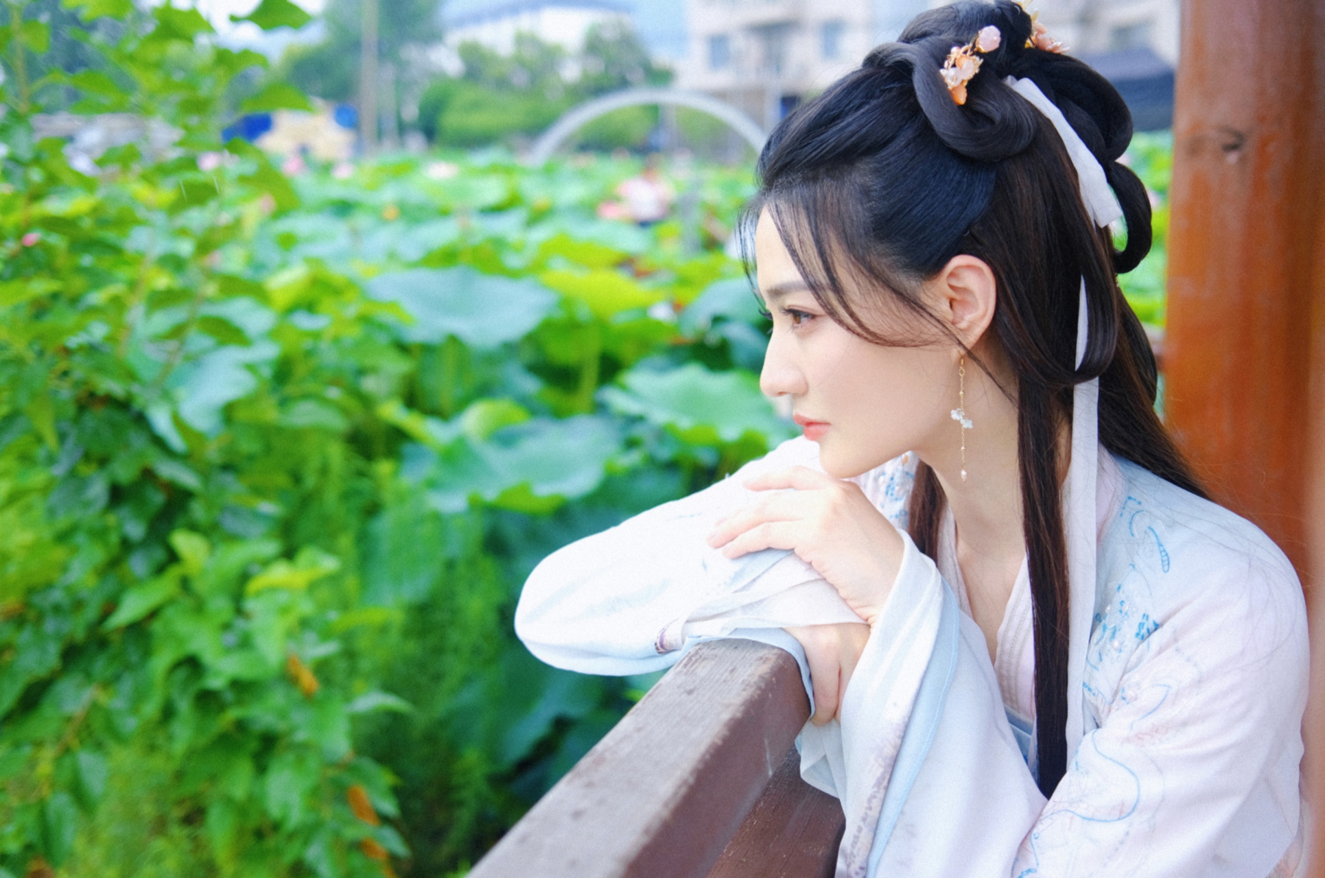 徐璐,一身古装,荷美人更美!