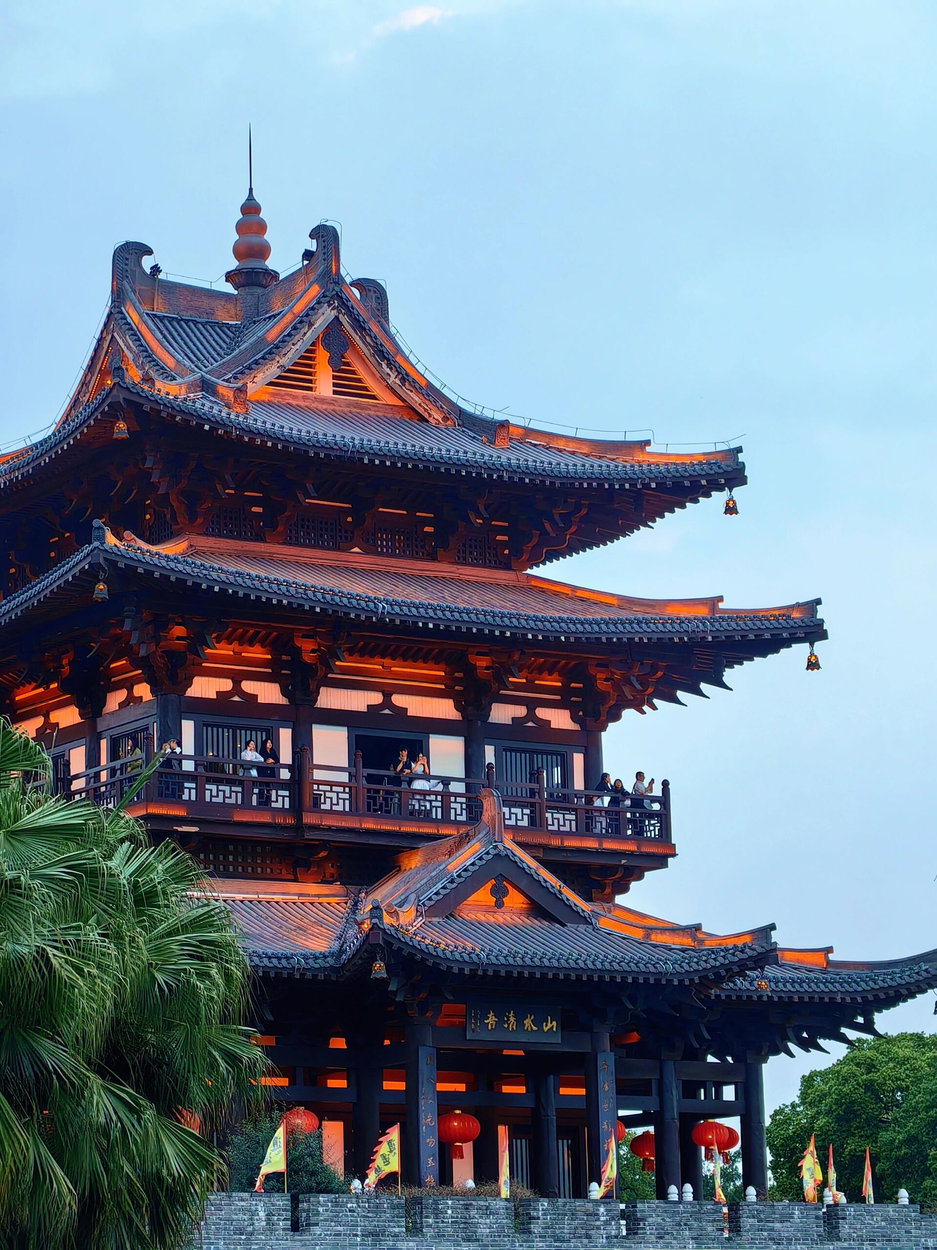 正阳步行街就是一条很热闹的步行街,东西巷有部分遗留的古建筑,可以逛