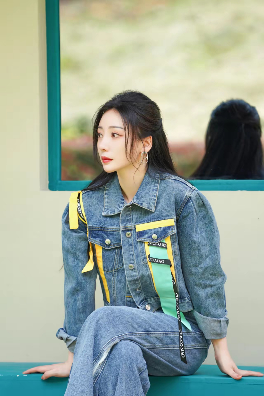当柳岩穿上这件牛仔外套,搭上经典牛仔裤,仿佛校园铃声在耳边橡起