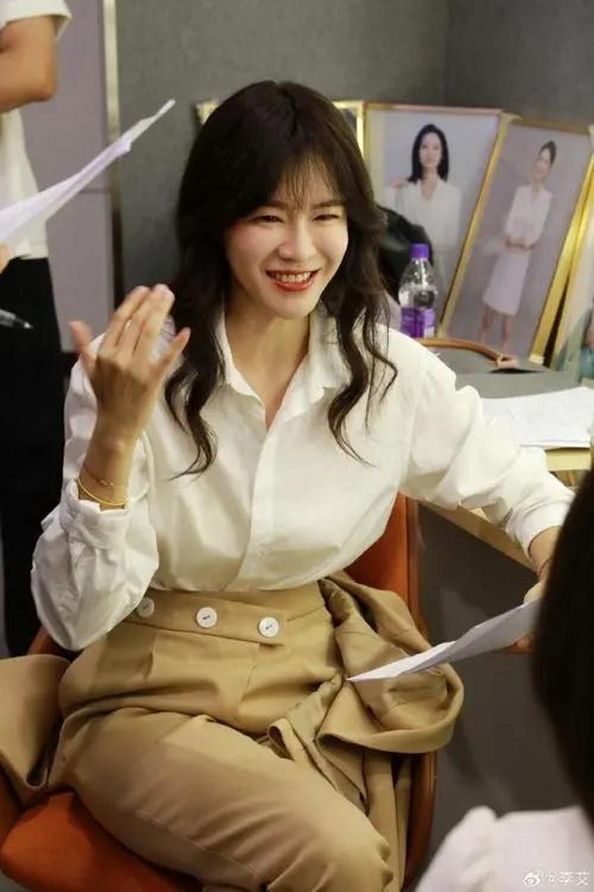 李艾和老公张徐宁,相爱5年,走进了婚姻殿堂.