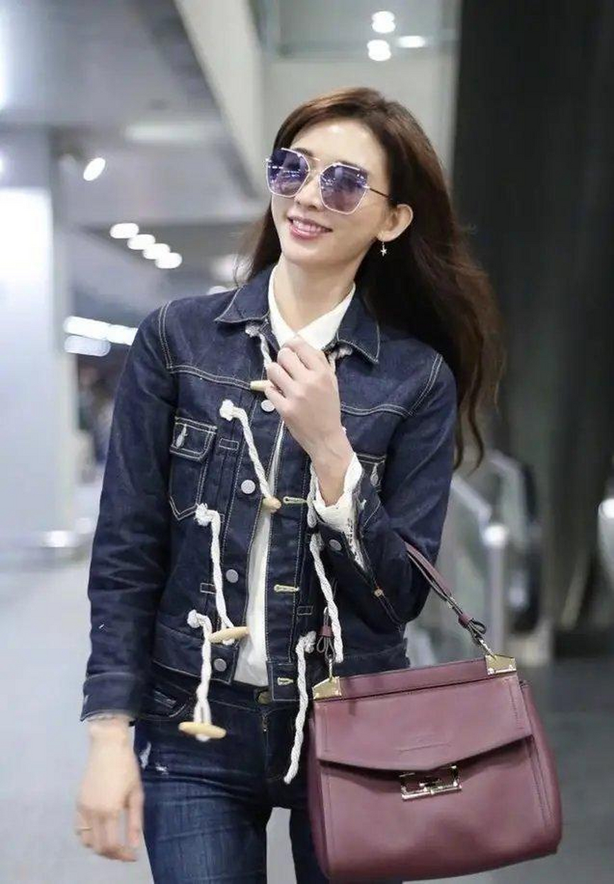 林志玲破洞的修身牛仔裤内搭白色衬衣造型