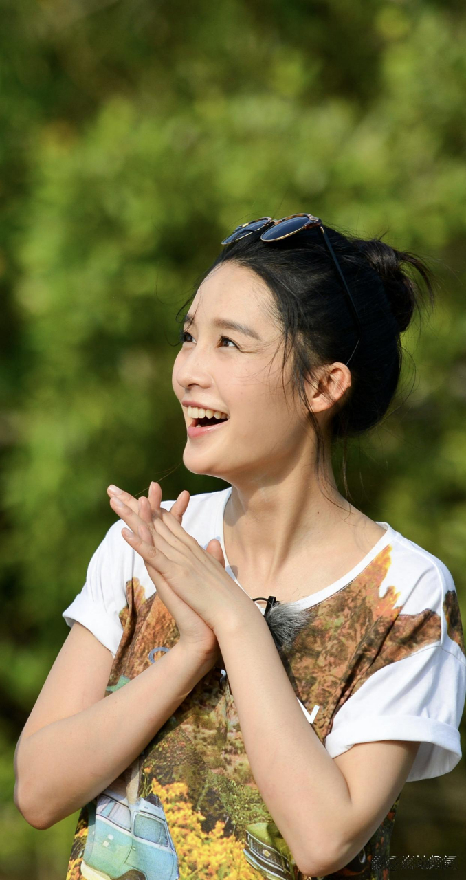 李沁综艺活动抢镜!