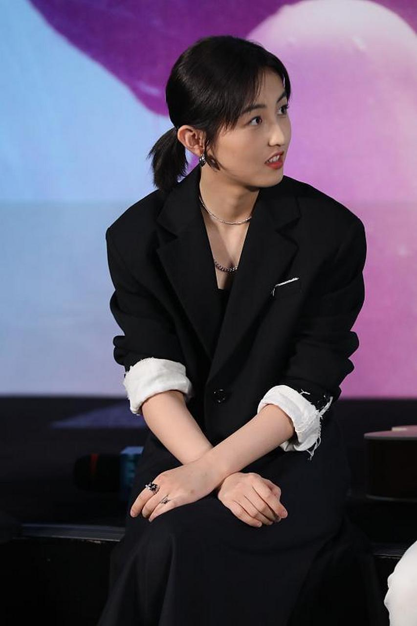 【张子枫年纪不大,穿搭倒是挺有气场】别看张子枫年纪轻轻的,但是在