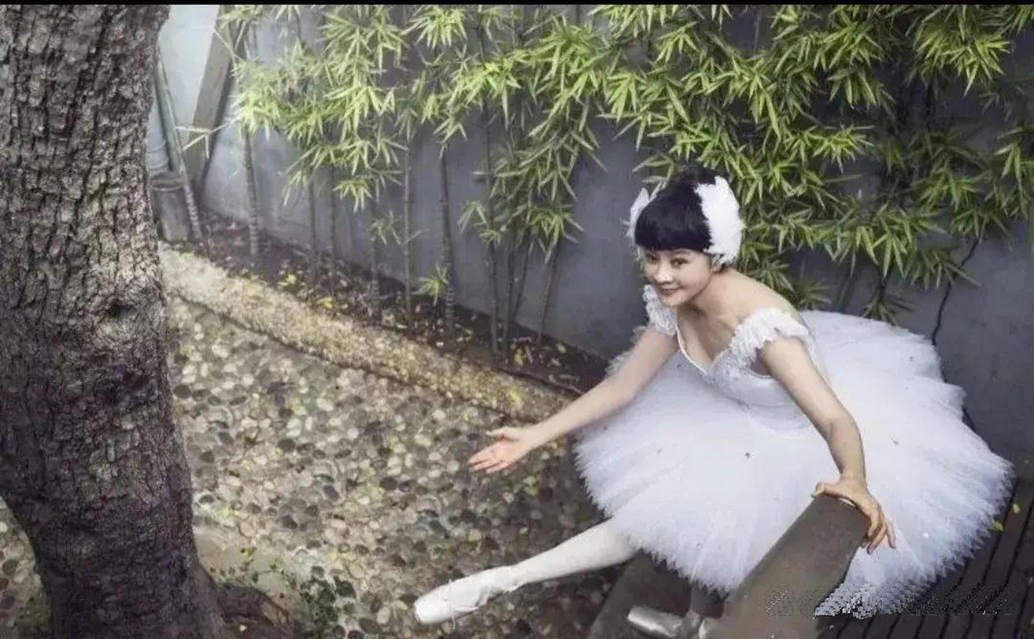 沈丹妮穿修身小白裙跳舞