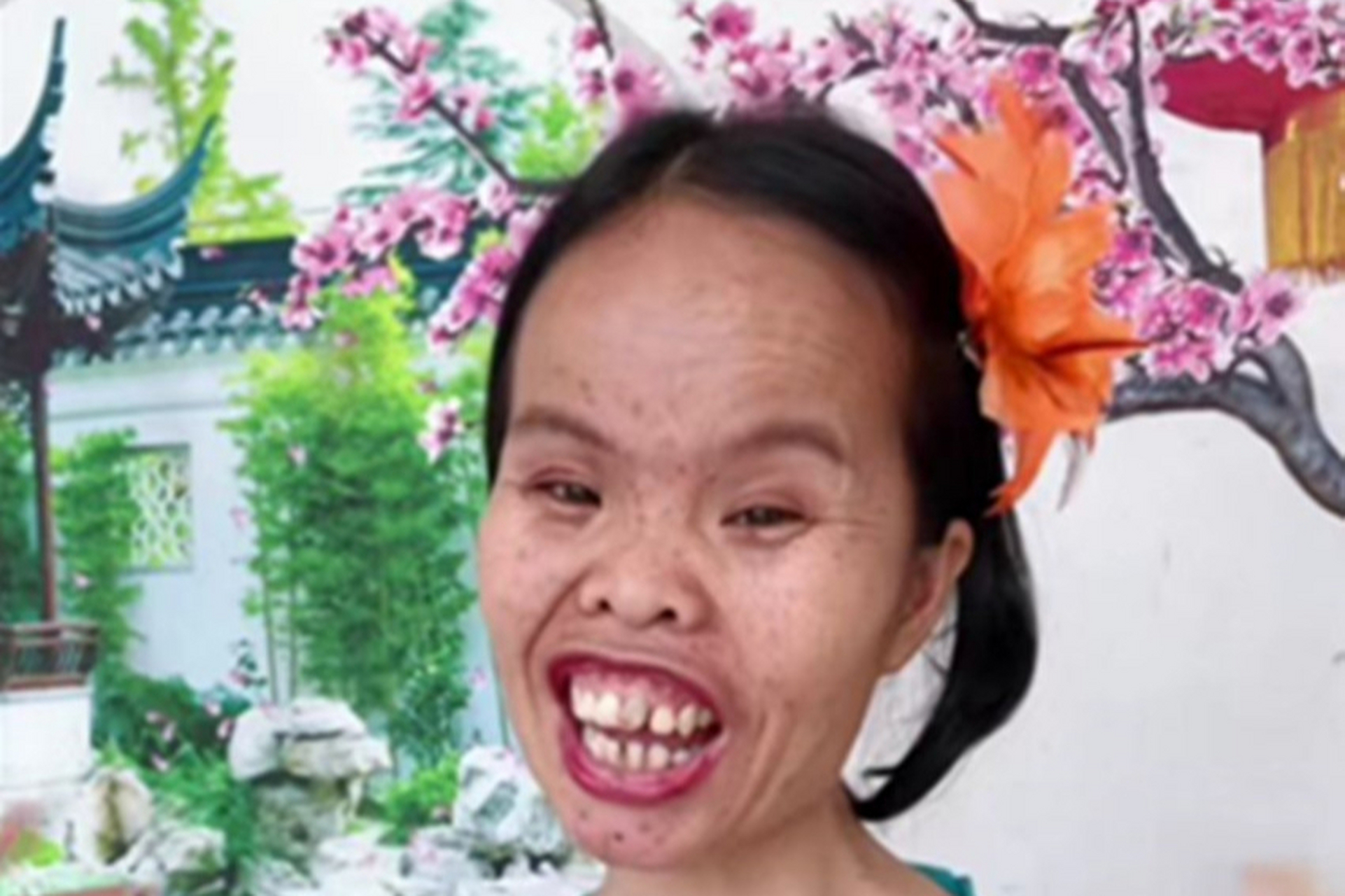 贵州女子杨某夸张笑容引热议.