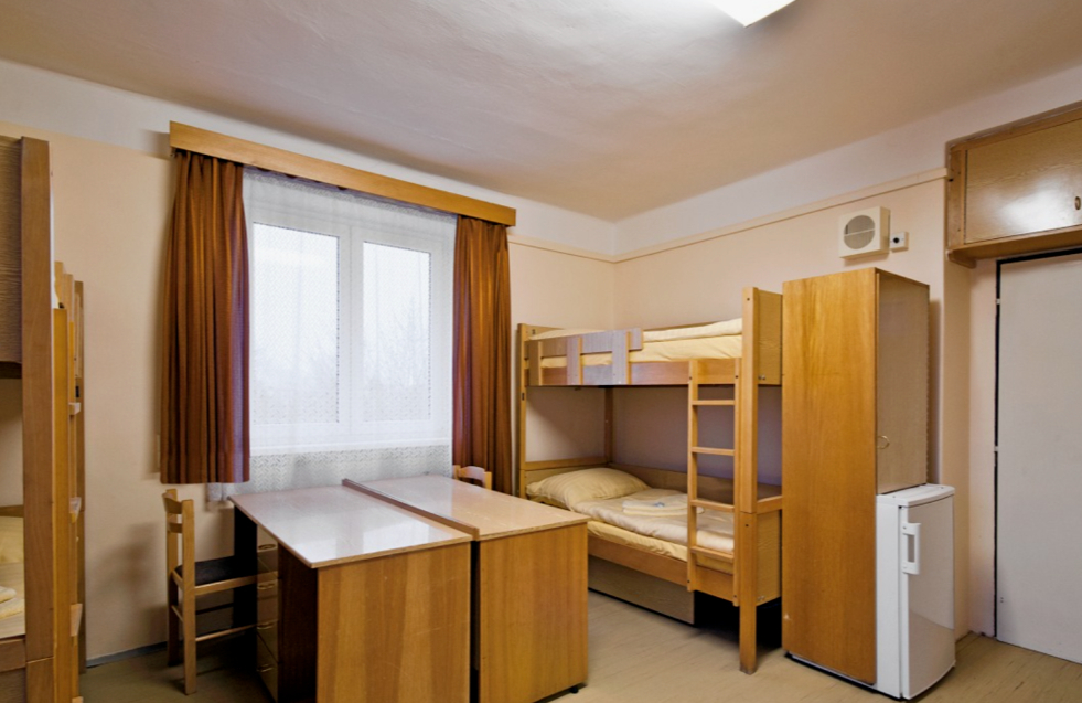 俄罗斯住宿主要有三种方式:学生宿舍,租住公寓及合租.那么
