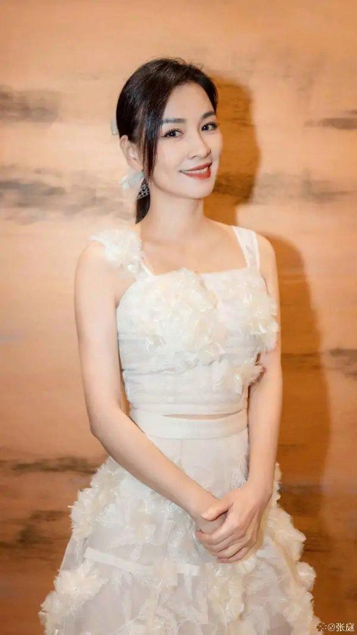 张庭夫妻俩男帅女美配一脸!