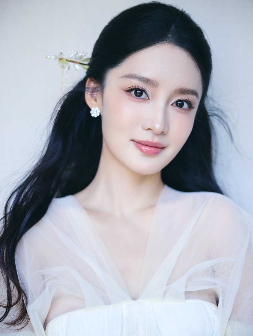 李沁,白色纱裙,优雅迷人!