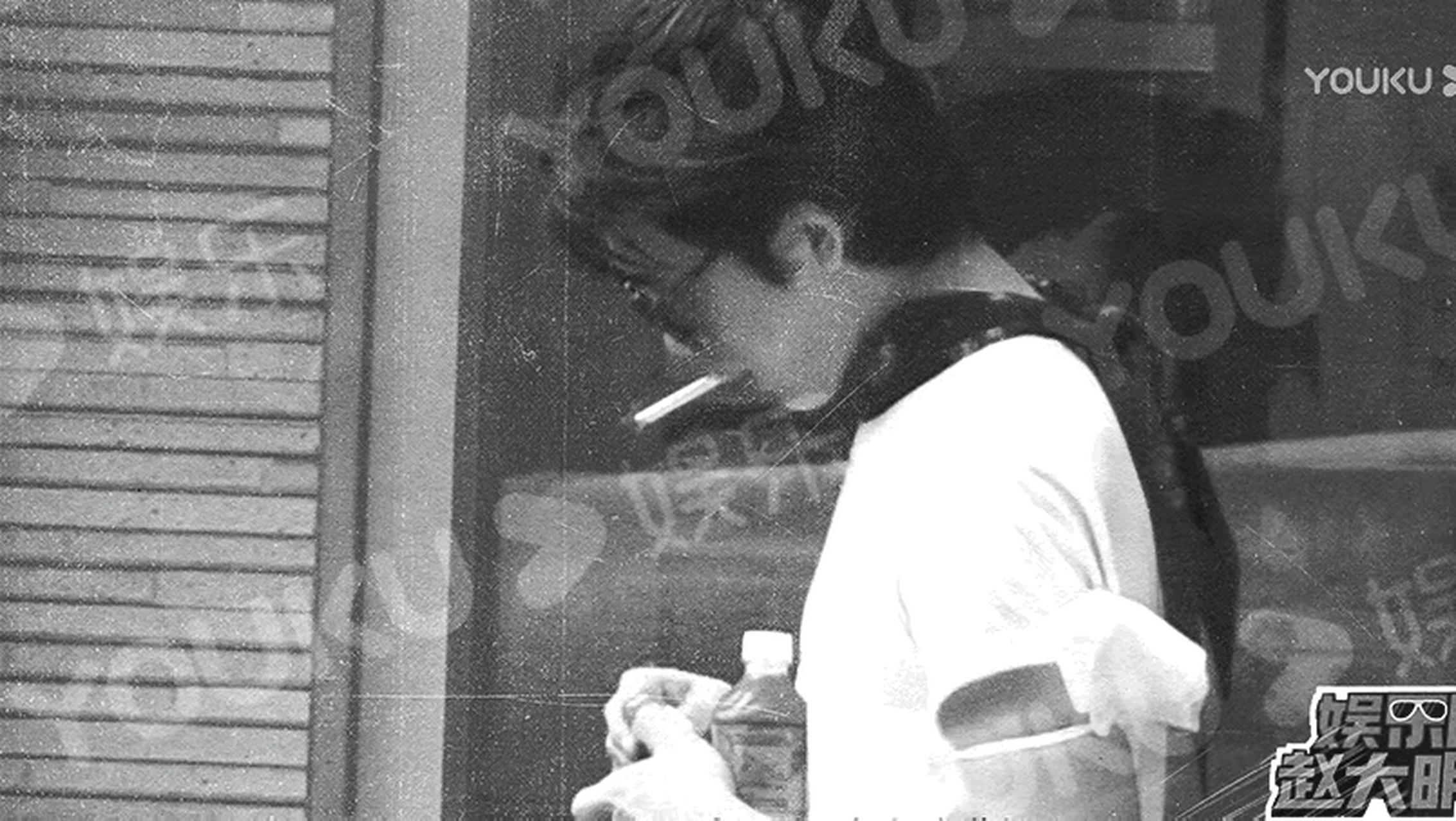 7915狗仔本来想曝井柏然抽烟败坏路人缘的,结果拍到井柏然弯腰跟