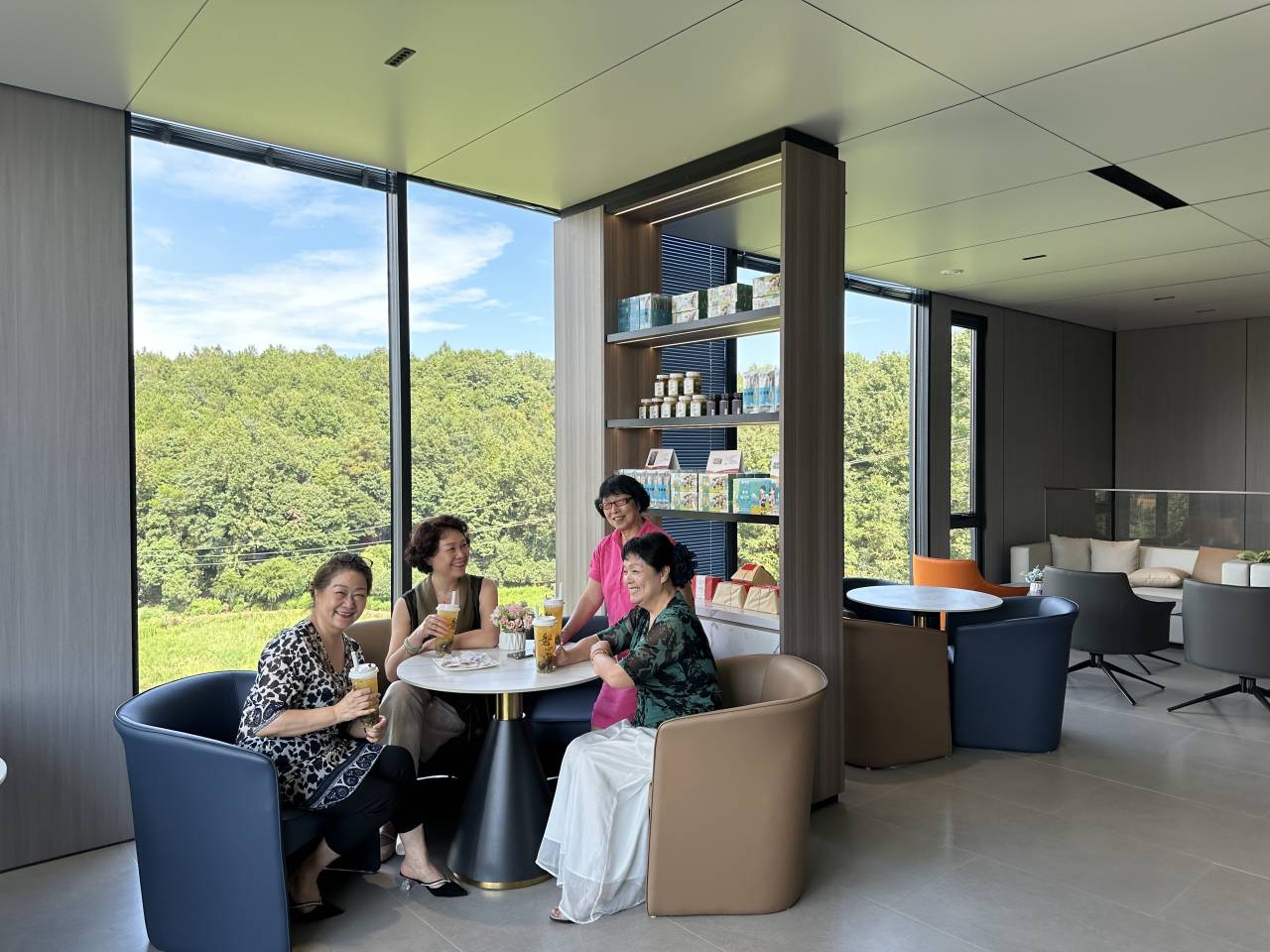 5月14日,走进位于尖山镇乌石村的"磐安心意·乌石驿站",虽是工作日,但