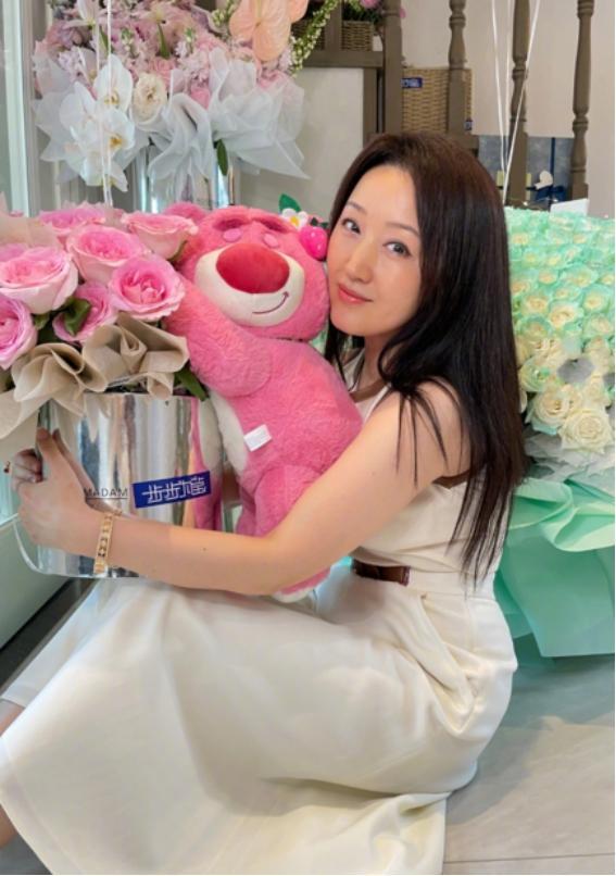"甜歌天后"杨钰莹:人美歌甜,年过半百仍孤身一人,生活很洒脱