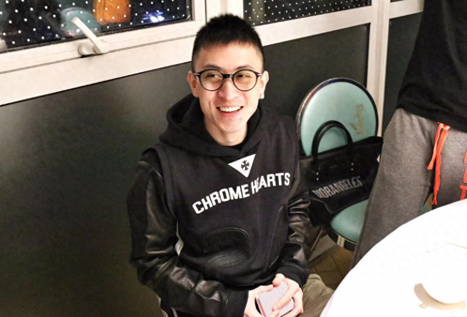 回顾秦奋:手戴1000万名表,坐3亿私人飞机,他到底啥来头