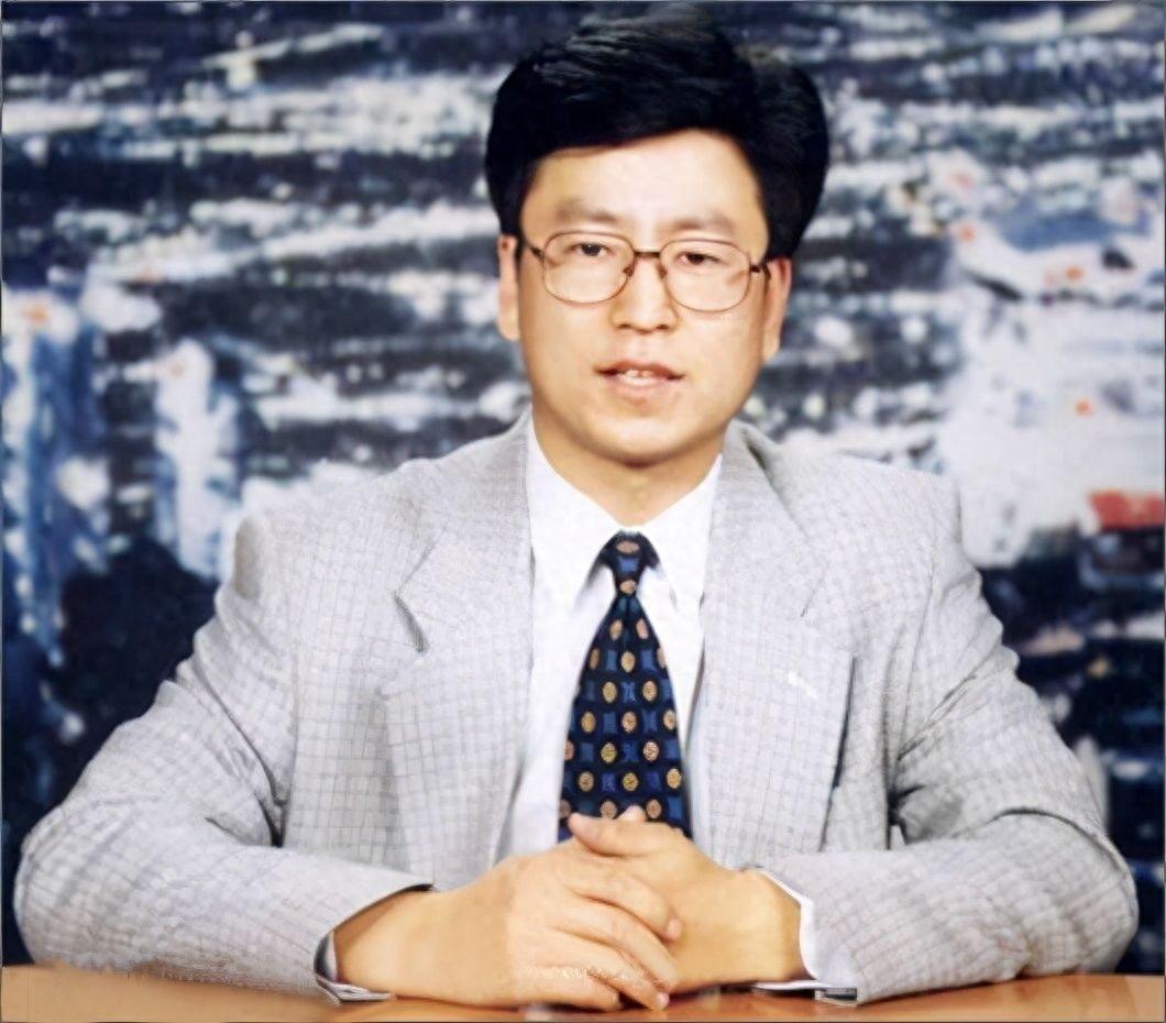 回顾央视白岩松:被病痛折磨暴瘦50斤,睡3-4个小时,数次想自杀