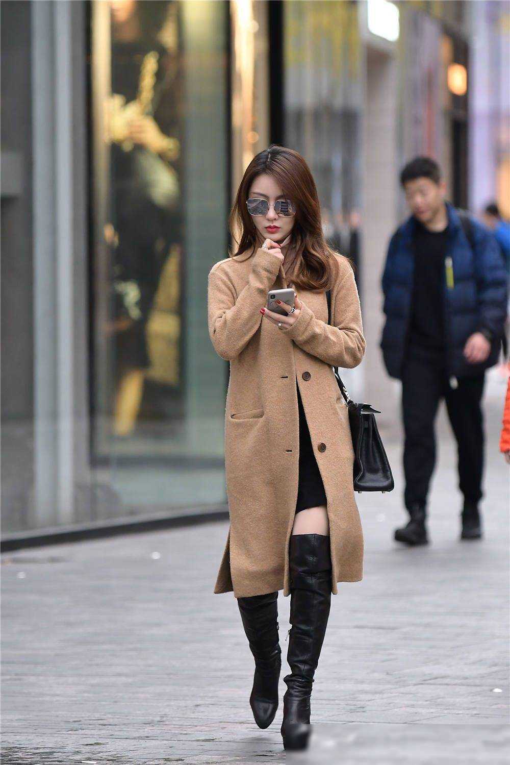 黑色的丝袜和靴子在冬天可以很好的搭配,穿出个性并不难