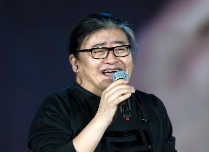 著名歌手刘欢近况:长期酗酒,弯腰驼背,仅60岁就头发全白!