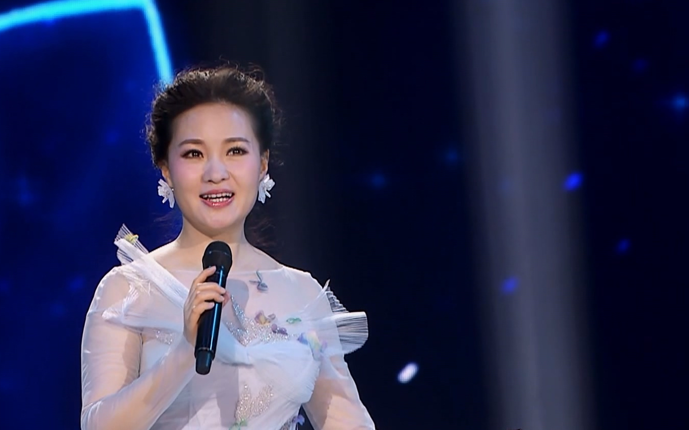 三,还是在老师的推荐下她才报名参加了第九届全国青年歌手电视大奖赛