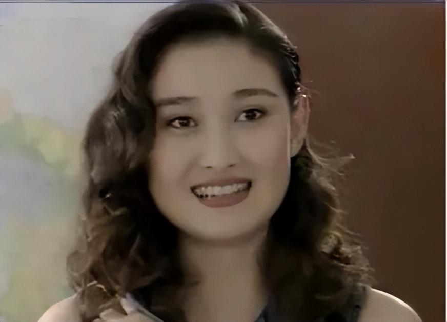 回顾演员郑晓宁:49岁再婚娶娇妻,50岁当爸爸,不敢认老努力赚钱