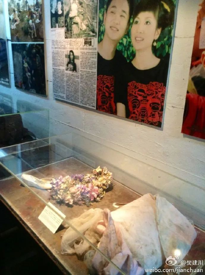 遇难新娘的婚纱,来源:樊建川微博甚至,他还为在地震中丧生的小女孩
