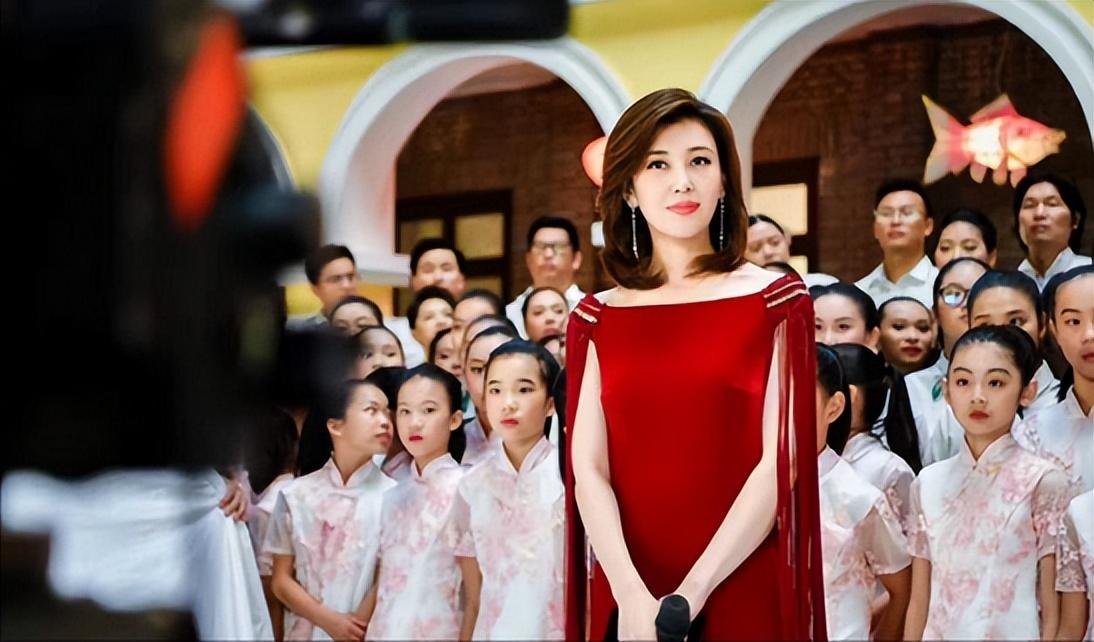 回顾央视主持李红:经历逃婚,被造谣嫁入豪门,现在结局怎样了?