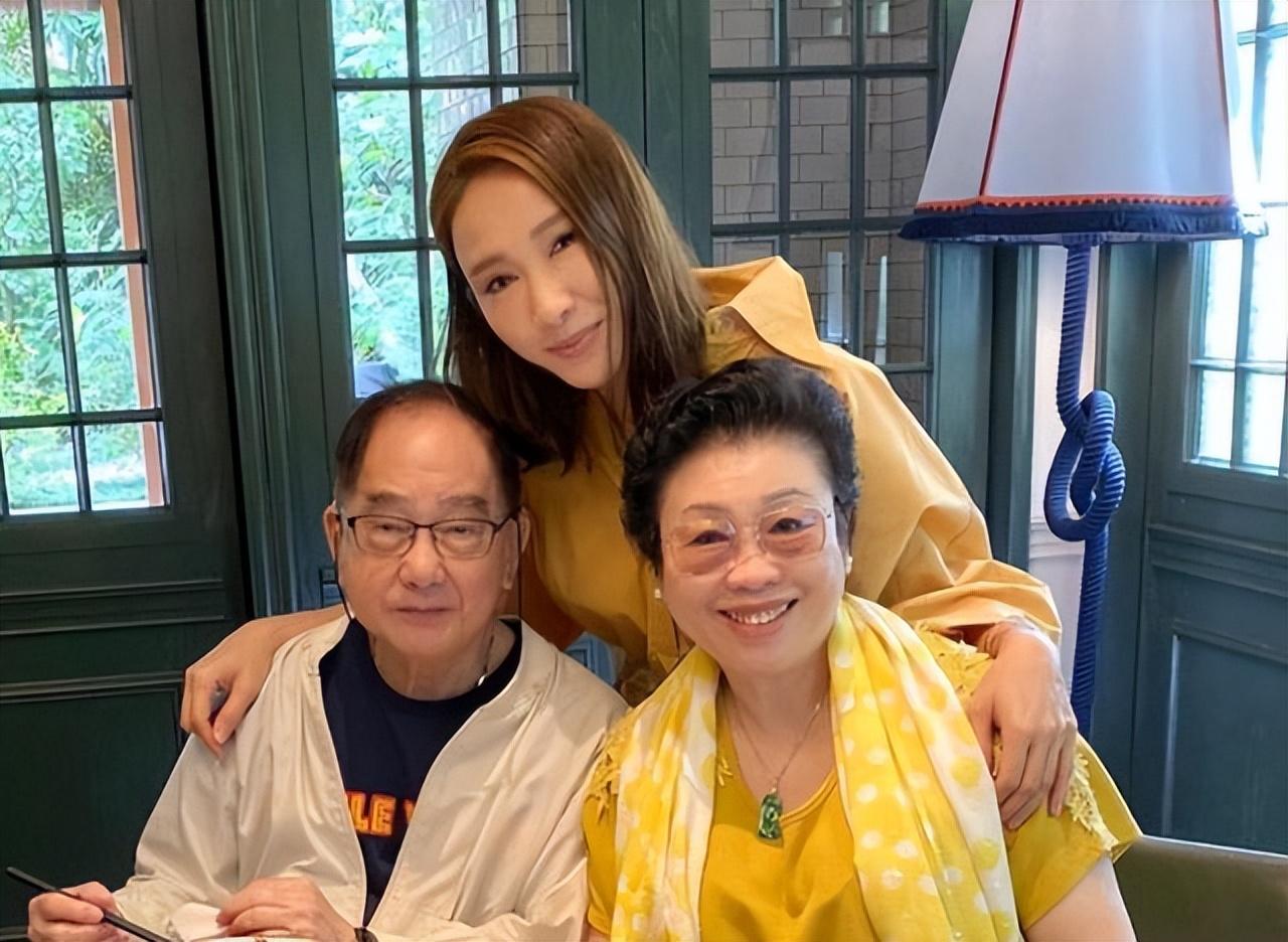 回顾黎姿:嫁给大15岁的残疾丈夫,生下三个女儿,婚姻状况如何