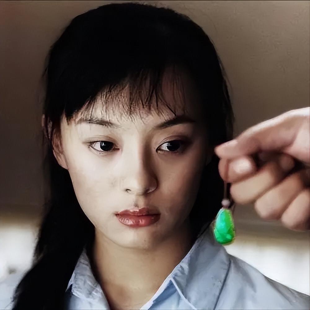 仅仅在参加完选秀的第三年,她的第一部作品《玉观音》就在电视上与