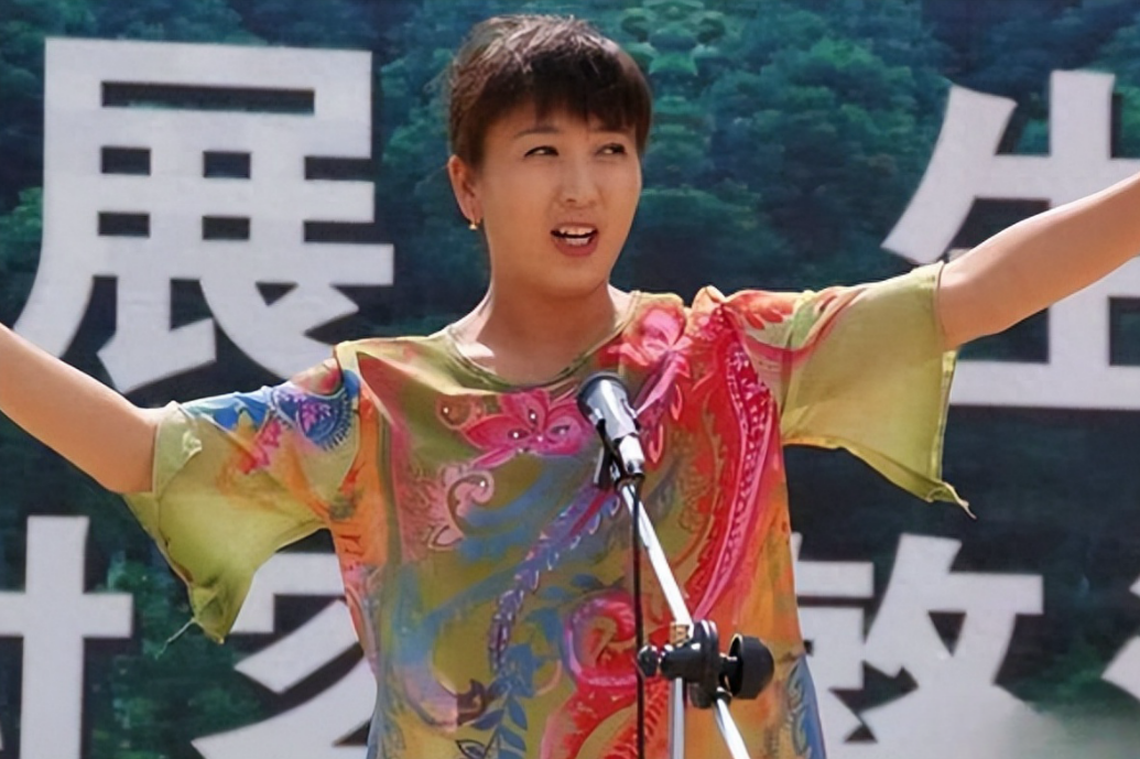 回顾闫学晶:嫁大10岁二婚富商,46岁产女,继女的选择让人泪目