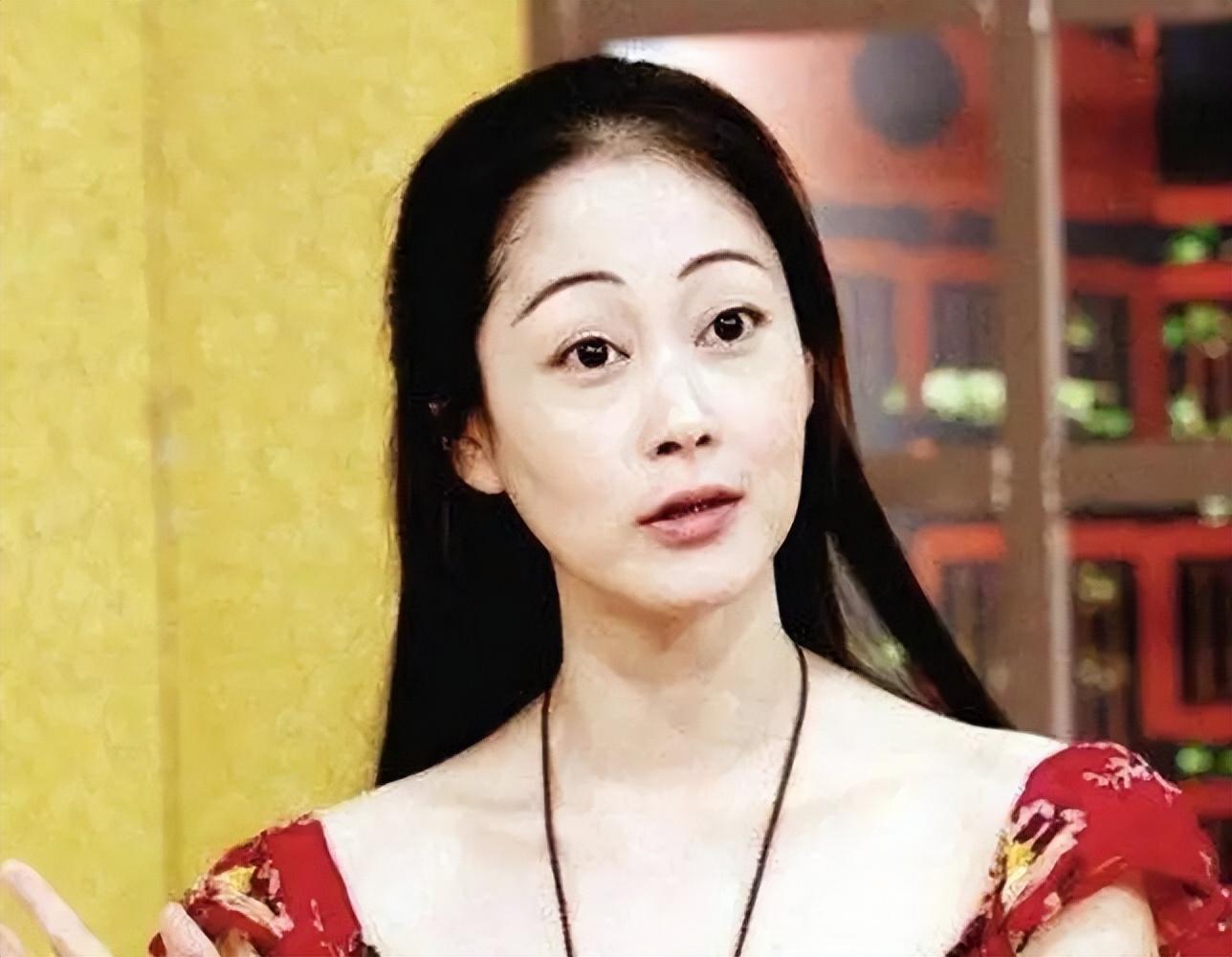 心血来潮的她,和同样是新人的蔡雨伦组了一个乐队.