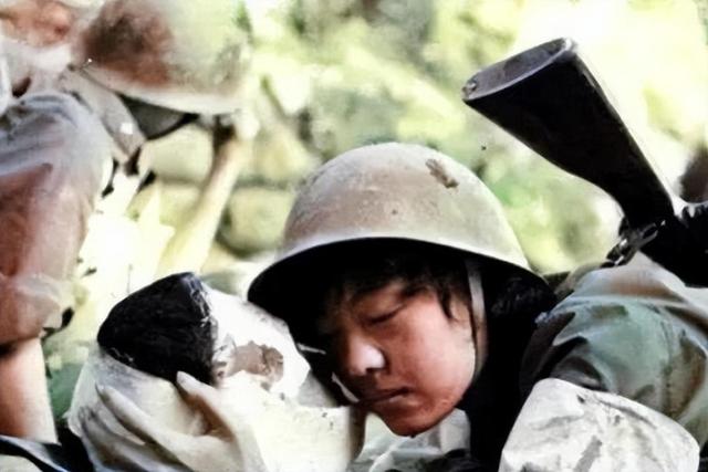 86年老山战场,"亲吻"临终士兵的女战士张茹,29年后去他墓前探望