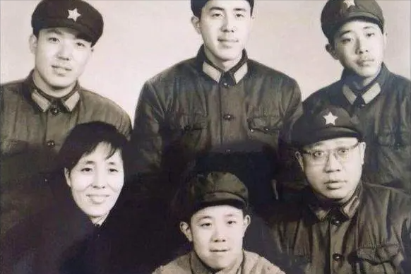 秦卫东出生于东北的一个军人家庭,父亲经常给他讲一些当年的英雄事迹