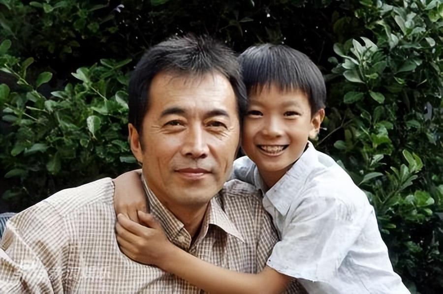 2000年,郑晓宁在拍摄《鹰击长空》时,遇到了科班出身的林海海.