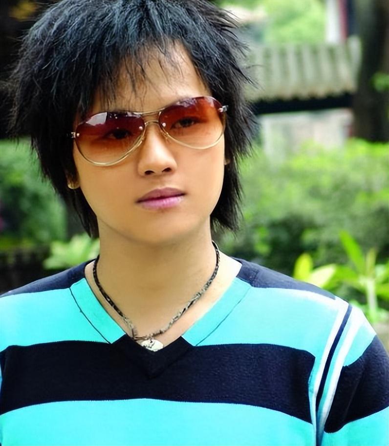 歌手郑源15岁开演唱会,19岁日赚万元,拒上春晚,却没人说耍大牌