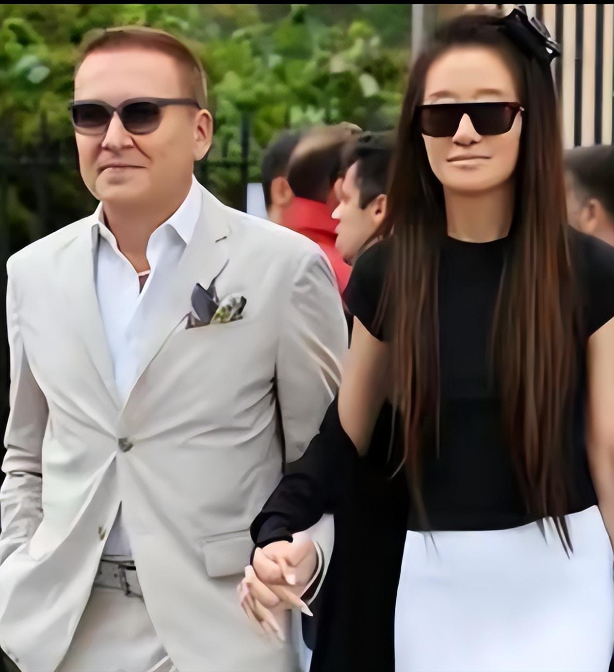 回顾时尚魔女王薇薇:63岁离婚,与27岁小鲜肉热恋,她活成了女王