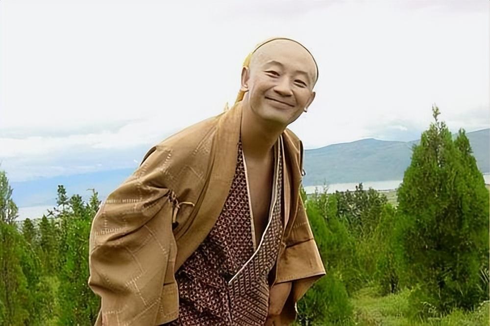 于是导演就找到了黄海波出演猪八戒拍摄了《福星高照猪八戒》.