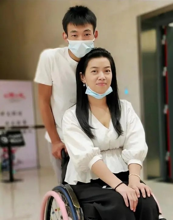 2016年她因意外半身瘫痪,被丈夫抛弃,却在5年后嫁给闺蜜的儿子