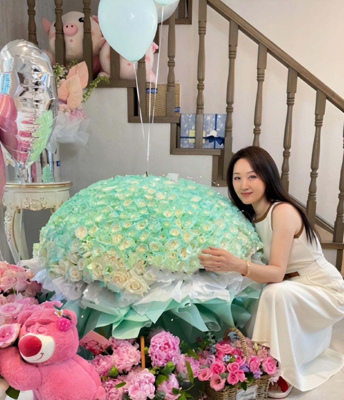 "甜歌天后"杨钰莹:人美歌甜,年过半百仍孤身一人,生活很洒脱