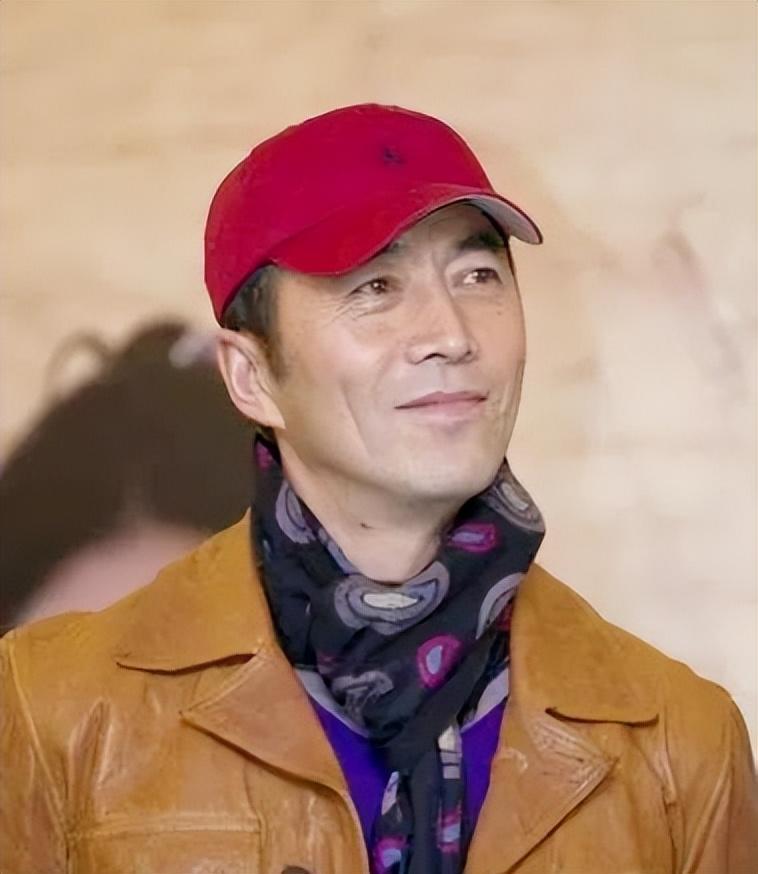 回顾演员郑晓宁:49岁再婚娶娇妻,50岁当爸爸,不敢认老努力赚钱