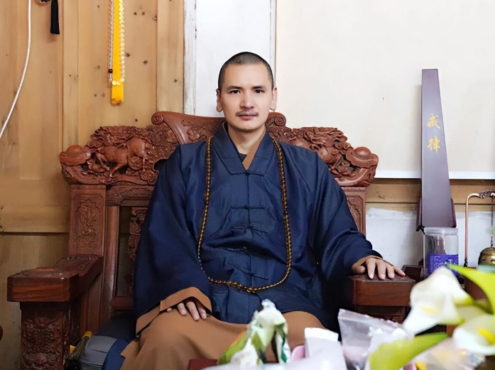 2009年,公务员出家做和尚,富婆豪掷400万求婚,后来怎样了