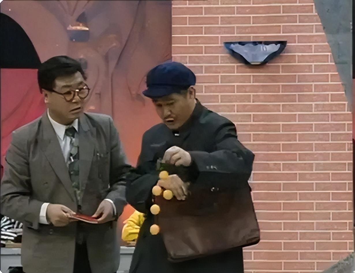 回顾范伟:母亲早逝后给父亲找老伴,他娶护士为妻却在婚姻中弱势