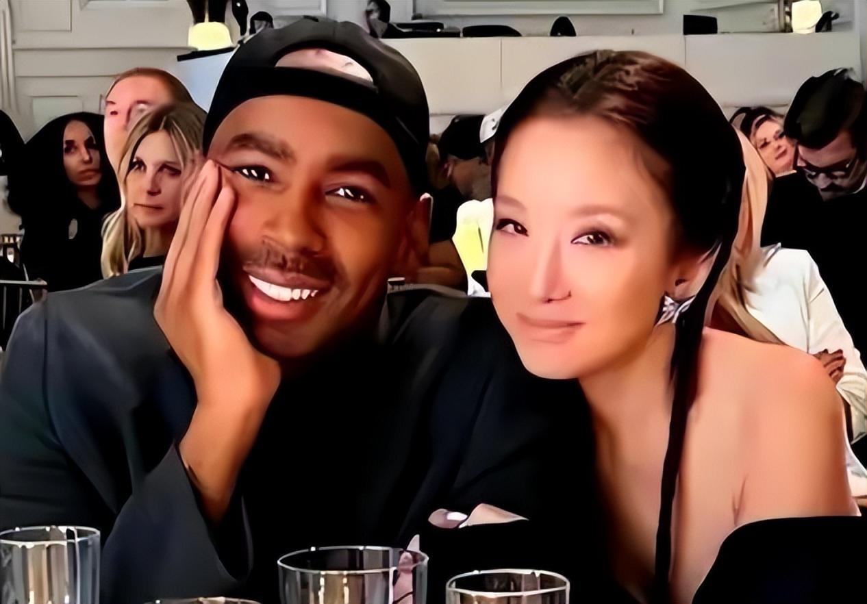 回顾时尚魔女王薇薇:63岁离婚,与27岁小鲜肉热恋,她活成了女王