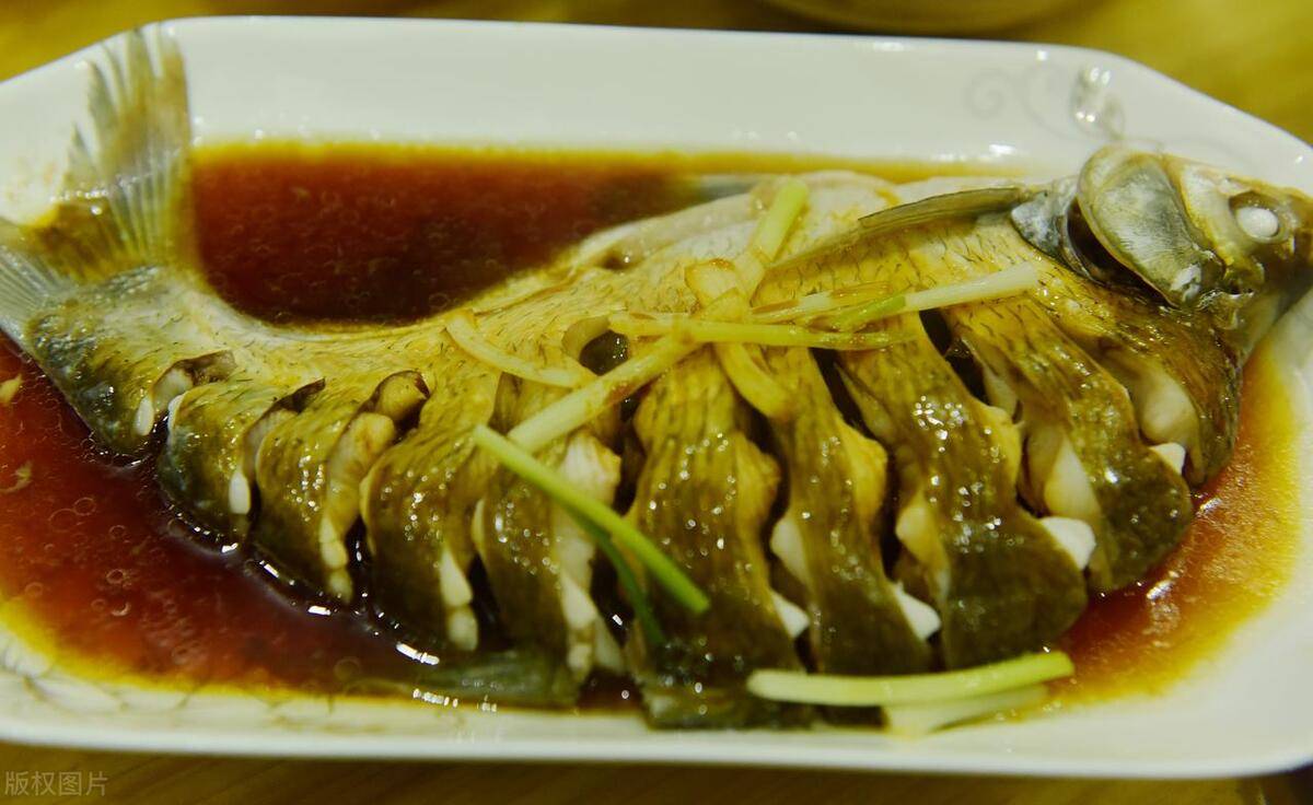 大厨教你清蒸武昌鱼的做法,肉质细嫩,味美鲜香!