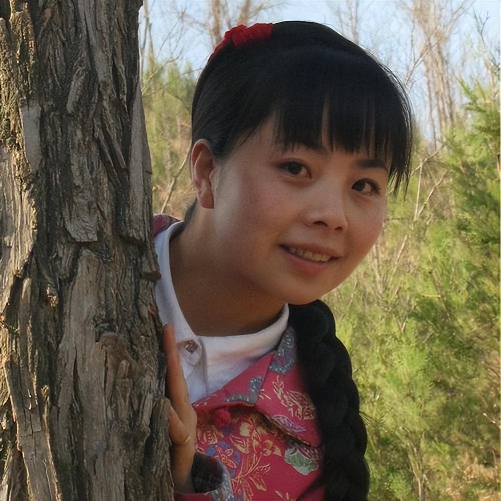 回顾王二妮:22岁成名,放弃百万年薪嫁农村小伙,今带妹妹做公益