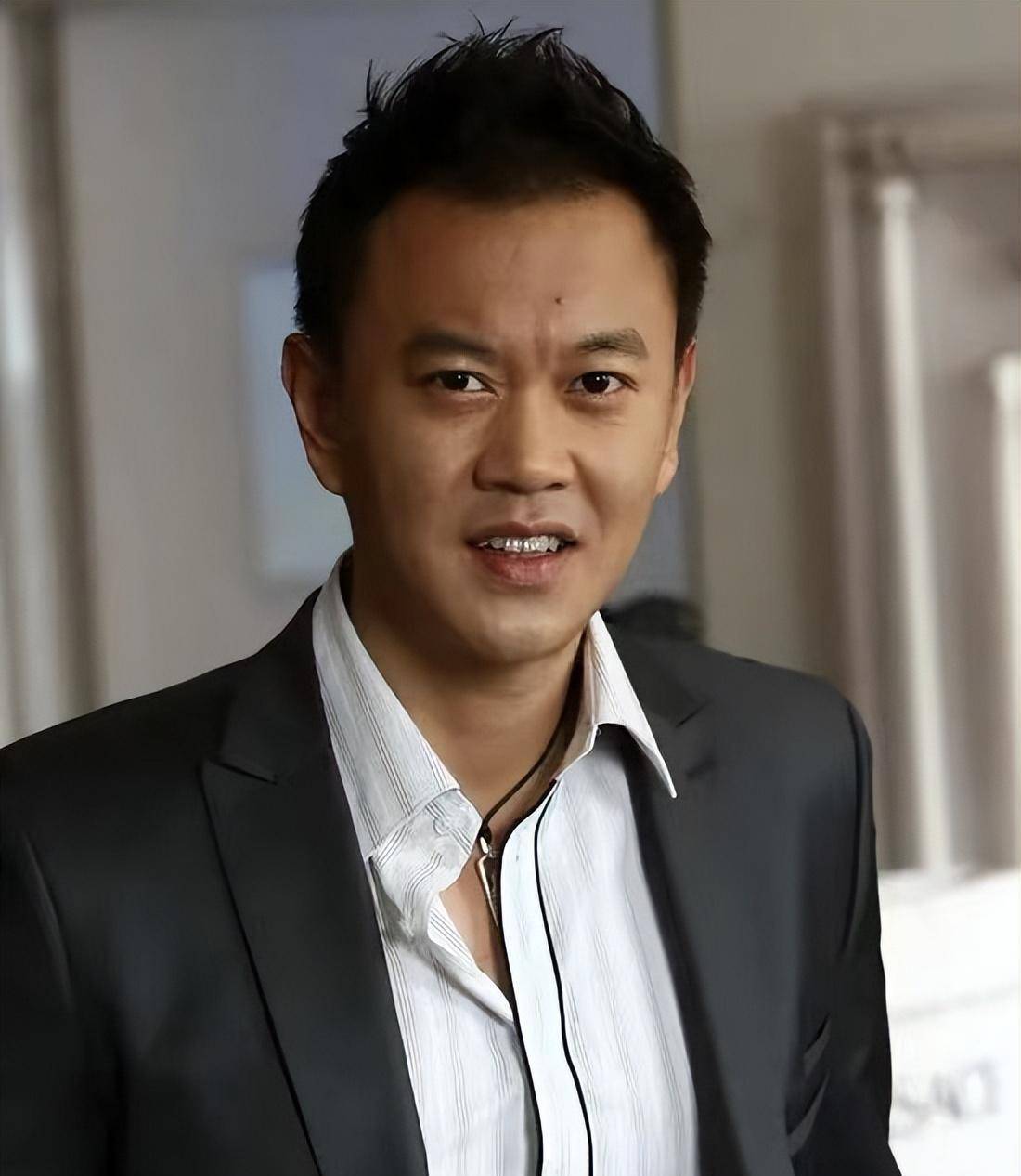 回顾"龙套"冯嘉怡:身为富豪爱演戏,片酬不够车油钱,只为过瘾