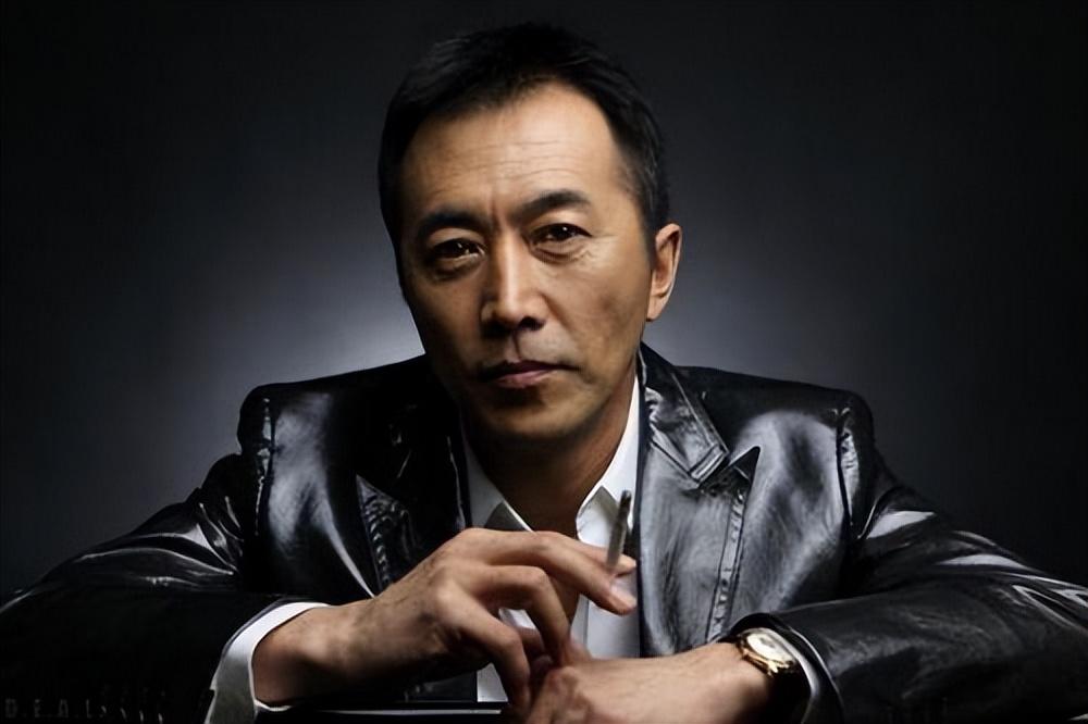 回顾演员郑晓宁:49岁再婚娶娇妻,50岁当爸爸,不敢认老努力赚钱