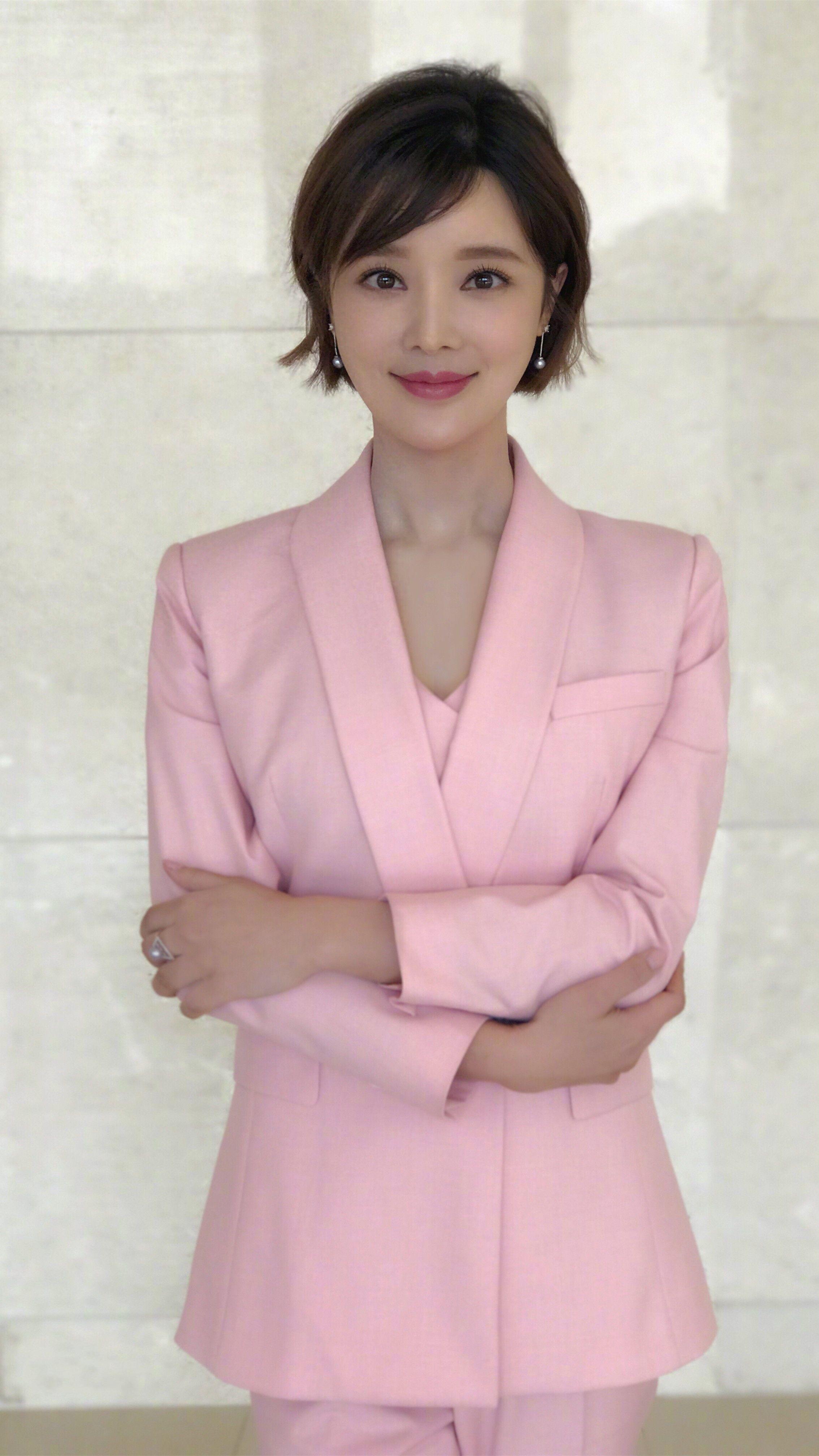 央视主持胡蝶:嫁大12岁导演陆川,婚后一人去产检,长期两地分居