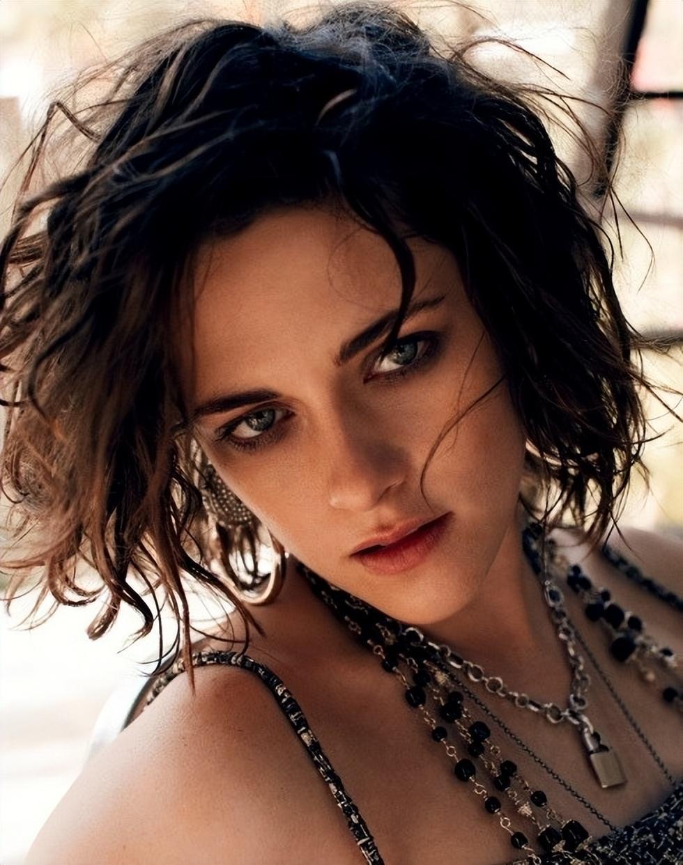 斯嘉丽:凭借"寡姐"出名,三段婚两段离,曾放话不满一夫一妻制