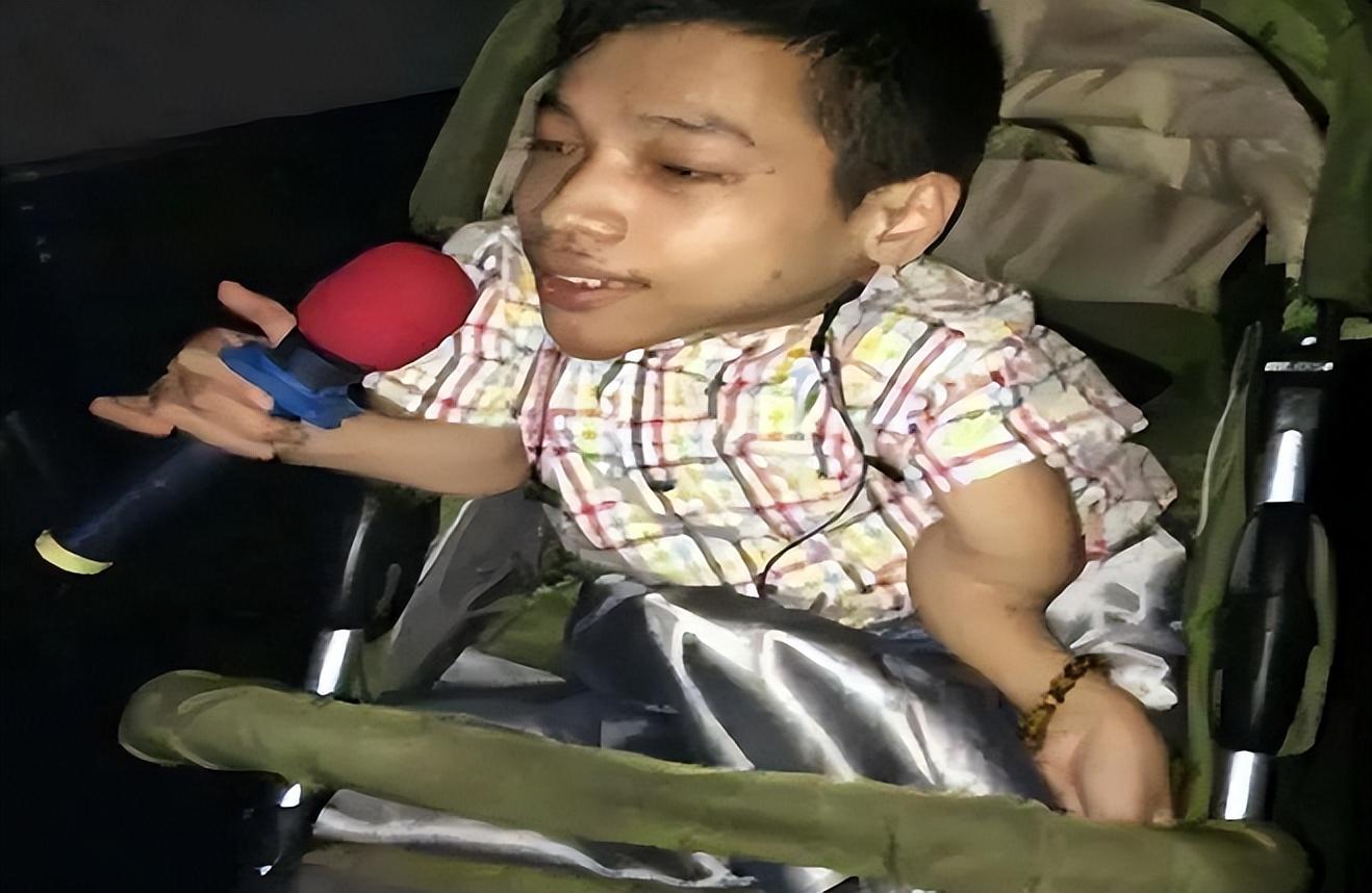 回顾"轮椅总裁"李创利,身高不足一米娶美女助理,今儿子比他还高