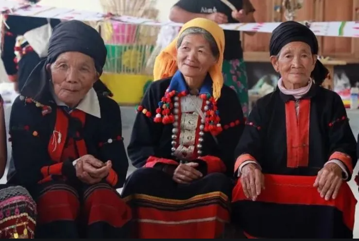 文化特色,社会结构和未来展望的介绍,我们可以了解到德昂族是一个独特